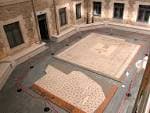 Sala de exposición con mosaicos romanos en el suelo del museo