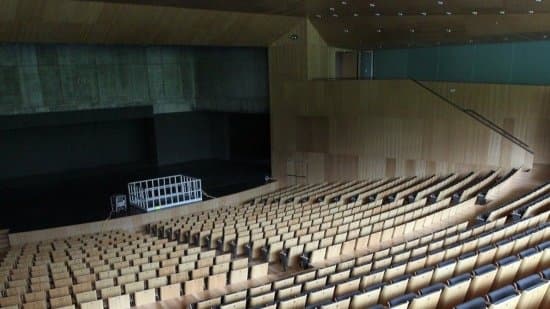 Interior del Auditorio Municipal Gustavo Freire con butacas vacías y escenario
