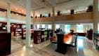 Amplio interior de la biblioteca con estanterías y zona de lectura