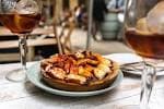Ración de pulpo con dos copas de vermut en una mesa exterior