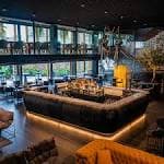 Amplio bar moderno con zona de lounge y entreplanta en el Palacio de La Oliva