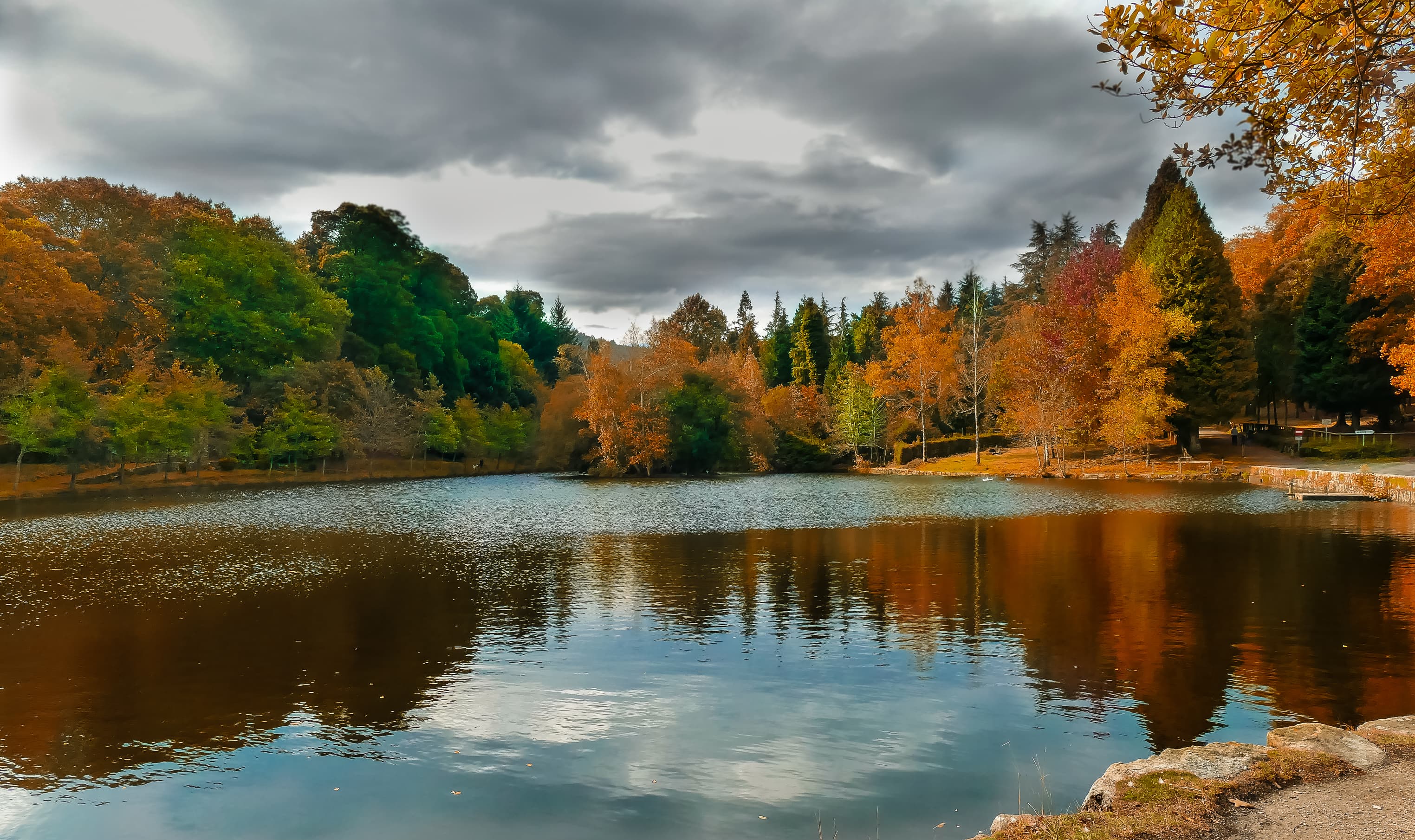 Vista panorámica del Lago de Castiñeiras con follaje otoñal y reflejos en el agua