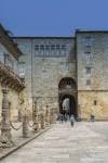Arco de acceso a la Praza do Obradoiro con detalles arquitectónicos