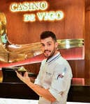 Chef posando frente al letrero del Casino de Vigo