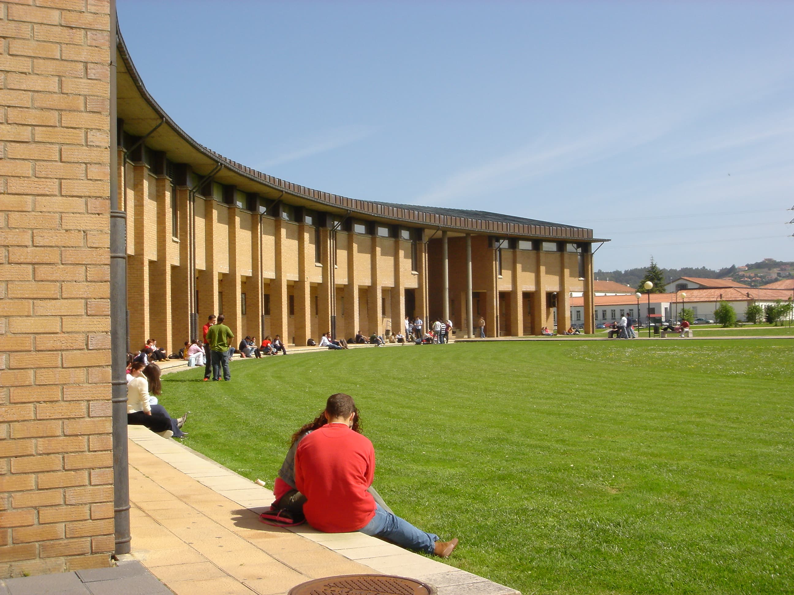 File:Building at the university of Oviedo.jpg - Wikimedia Commons