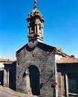 Campanario de la Iglesia de San Fiz de Solovio contra el cielo azul