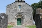 Fachada de la Iglesia de San Martiño de Tiobre con cruces de piedra en primer plano