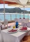Mesa de comedor preparada en la terraza del Restaurante Rodas con vistas panorámicas al mar