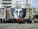 Grupo de personas frente al gran mural de la Praza do Castiñeiro