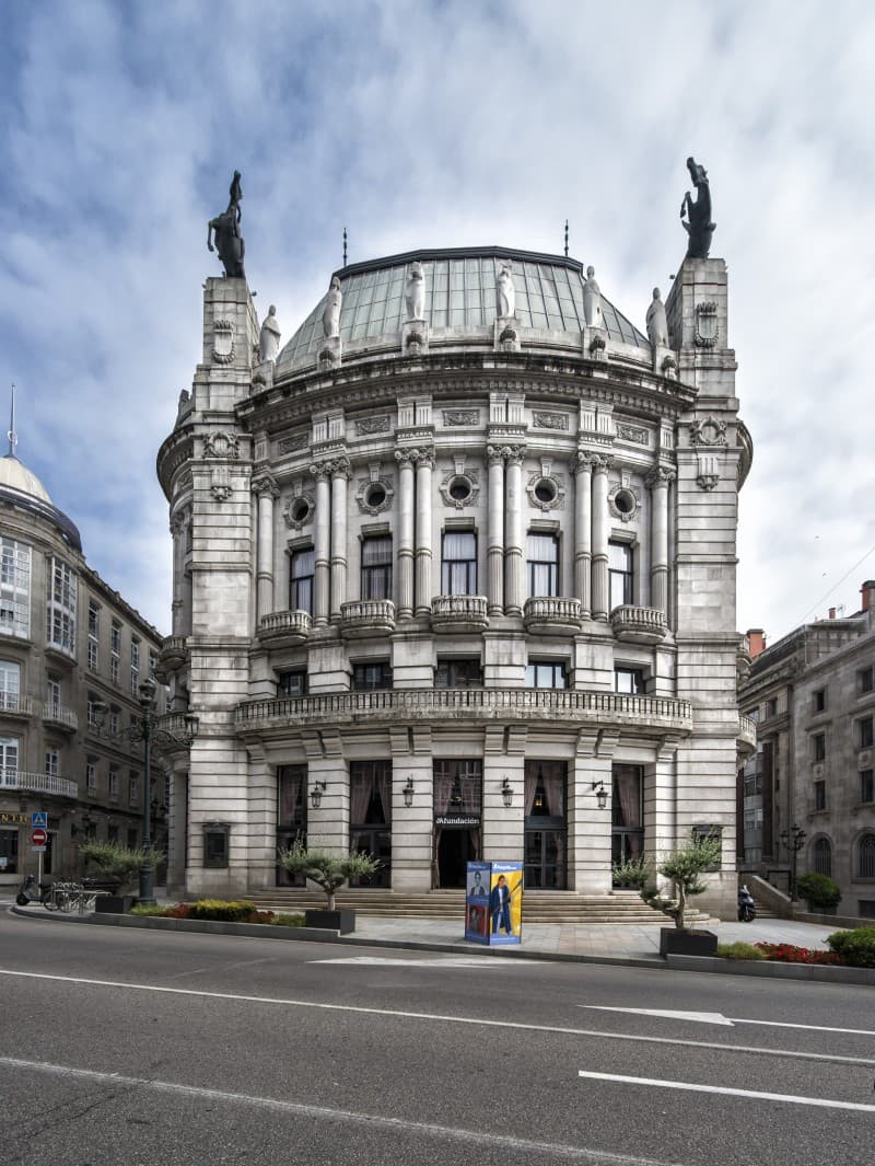 Fachada principal del Teatro Afundación Vigo desde la calle
