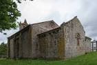 Vista lateral de la Iglesia de San Martiño de Tiobre en un día nublado