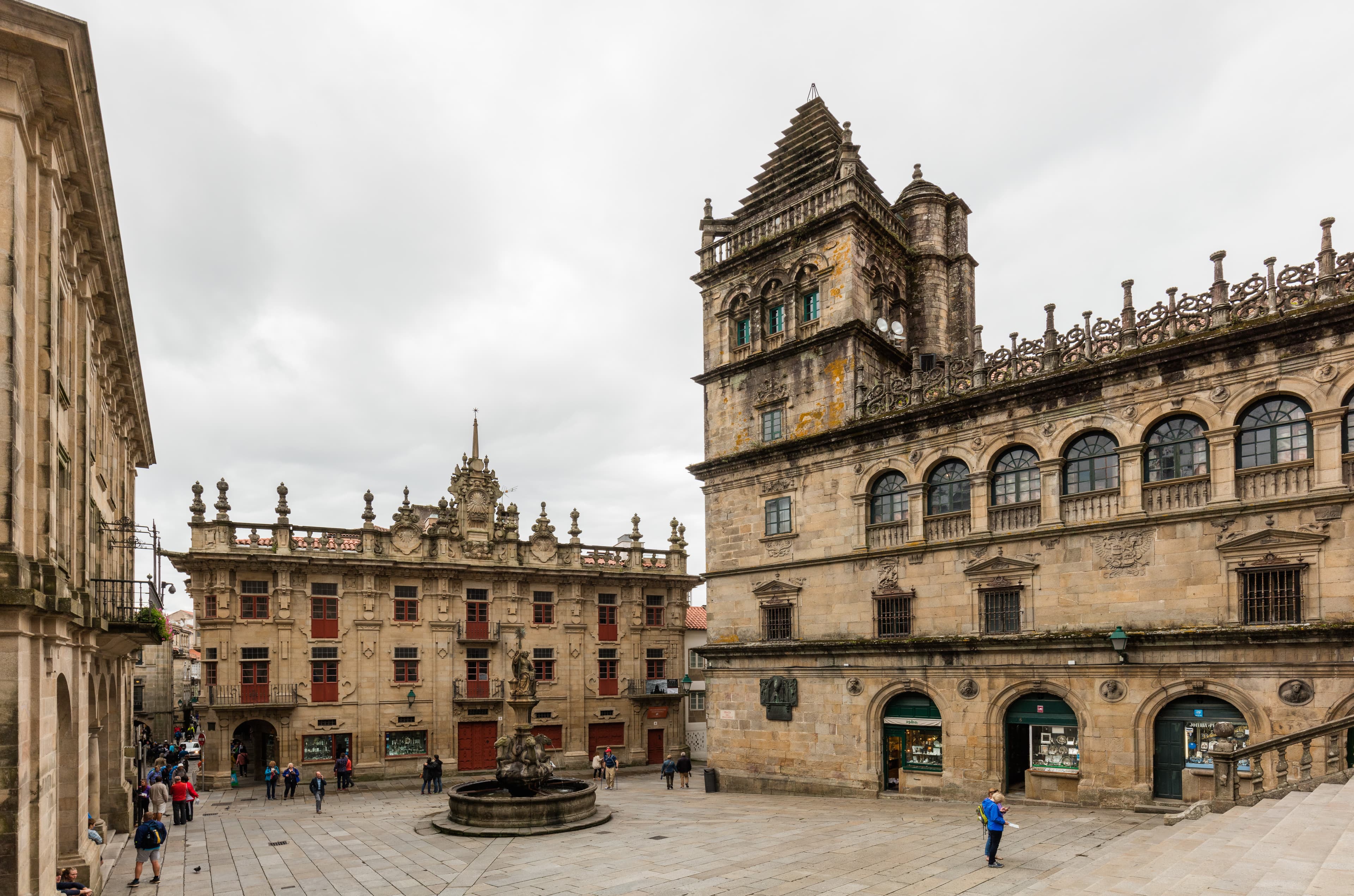Vista panorámica de la Plaza de Platerías con edificios históricos y la fuente.