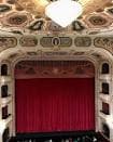 Perspectiva del escenario y el telón rojo desde un palco superior del teatro