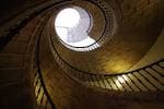 Escalera de caracol helicoidal del Museo do Pobo Galego vista desde abajo.