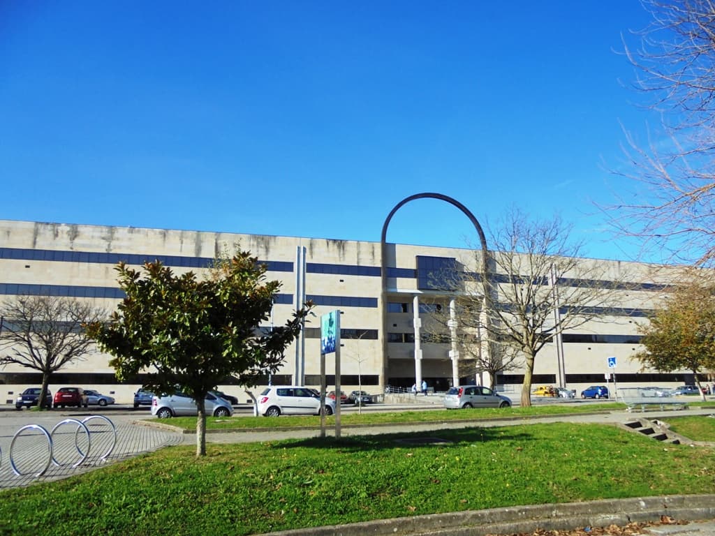 Vista frontal de la Facultad de Comunicación de Pontevedra bajo cielo azul