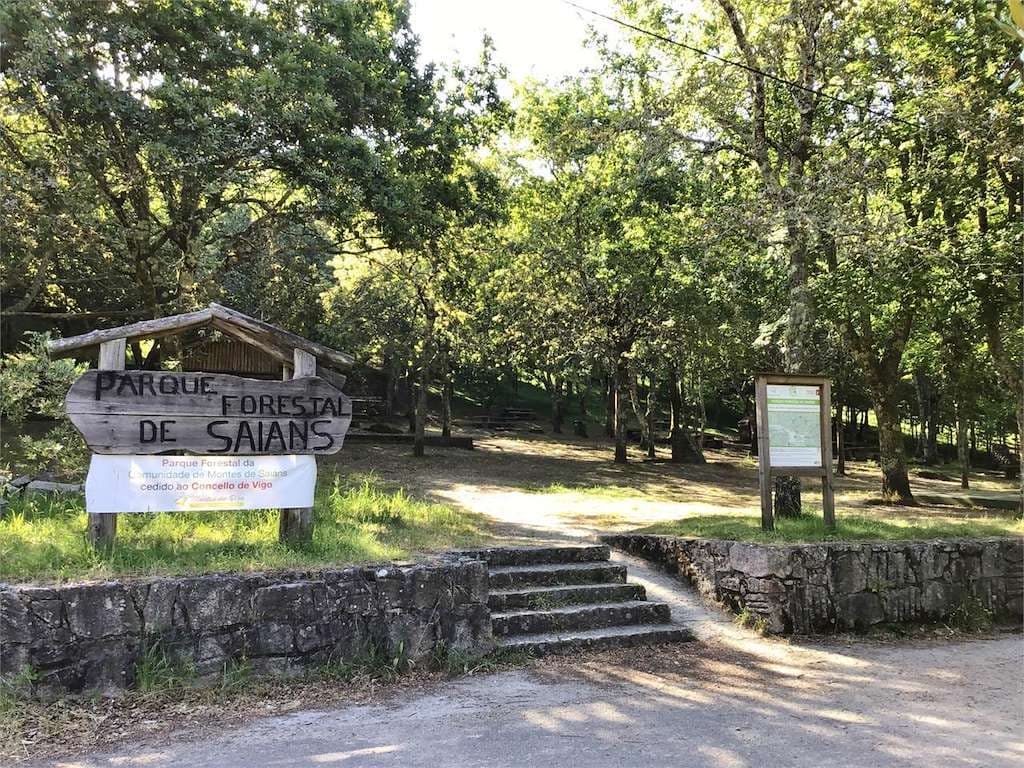 Entrada principal al Parque Forestal de Saiáns con señalización