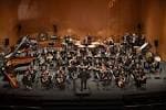 Orquesta sinfónica en el escenario del Conservatorio de Ourense