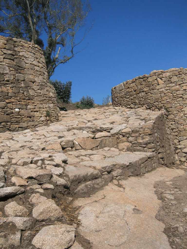 Detalle de las estructuras de piedra y caminos del Castro de Elviña