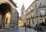 Callejón de acceso a la Praza de Santa María con vista a la torre de la Catedral