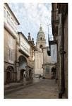 Vista de la Rúa do Vilar con la torre de la Catedral de Santiago de Compostela al fondo.