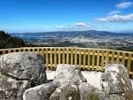 Vista panorámica del paisaje desde el mirador de A Fracha con rocas en primer plano