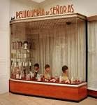 Escaparate de una peluquería con maniquíes y productos en exhibición