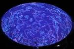 Cúpula del planetario con proyección abstracta azul