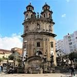 Fachada principal de la Iglesia de la Peregrina en un día soleado