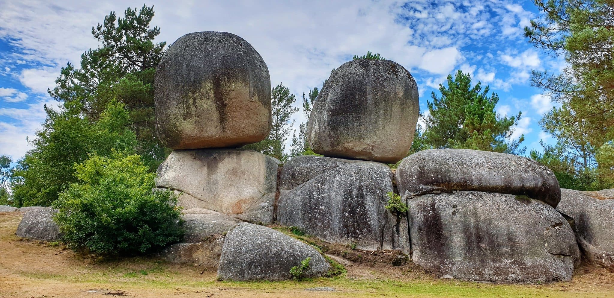 Vista panorámica de las formaciones rocosas de Penas de Rodas con cielo azul