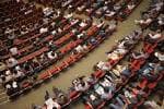 Auditorio con gran aforo lleno de asistentes visto desde una perspectiva elevada