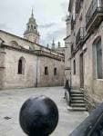 Plaza adoquinada con vista a la Catedral de Lugo y edificios históricos