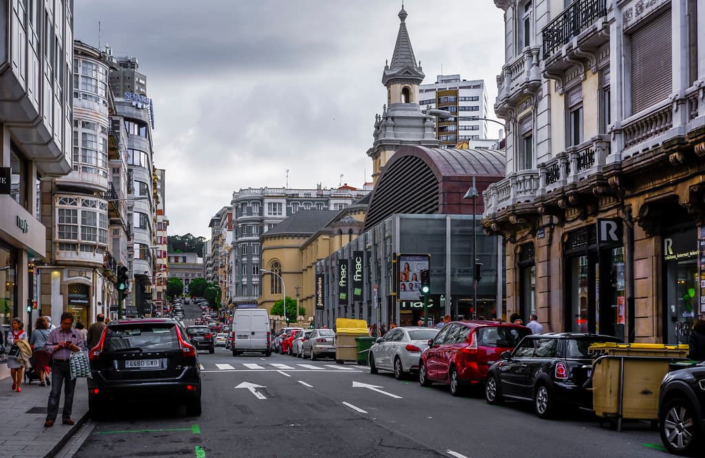 Vista general de la Calle Compostela en A Coruña con edificios y coches