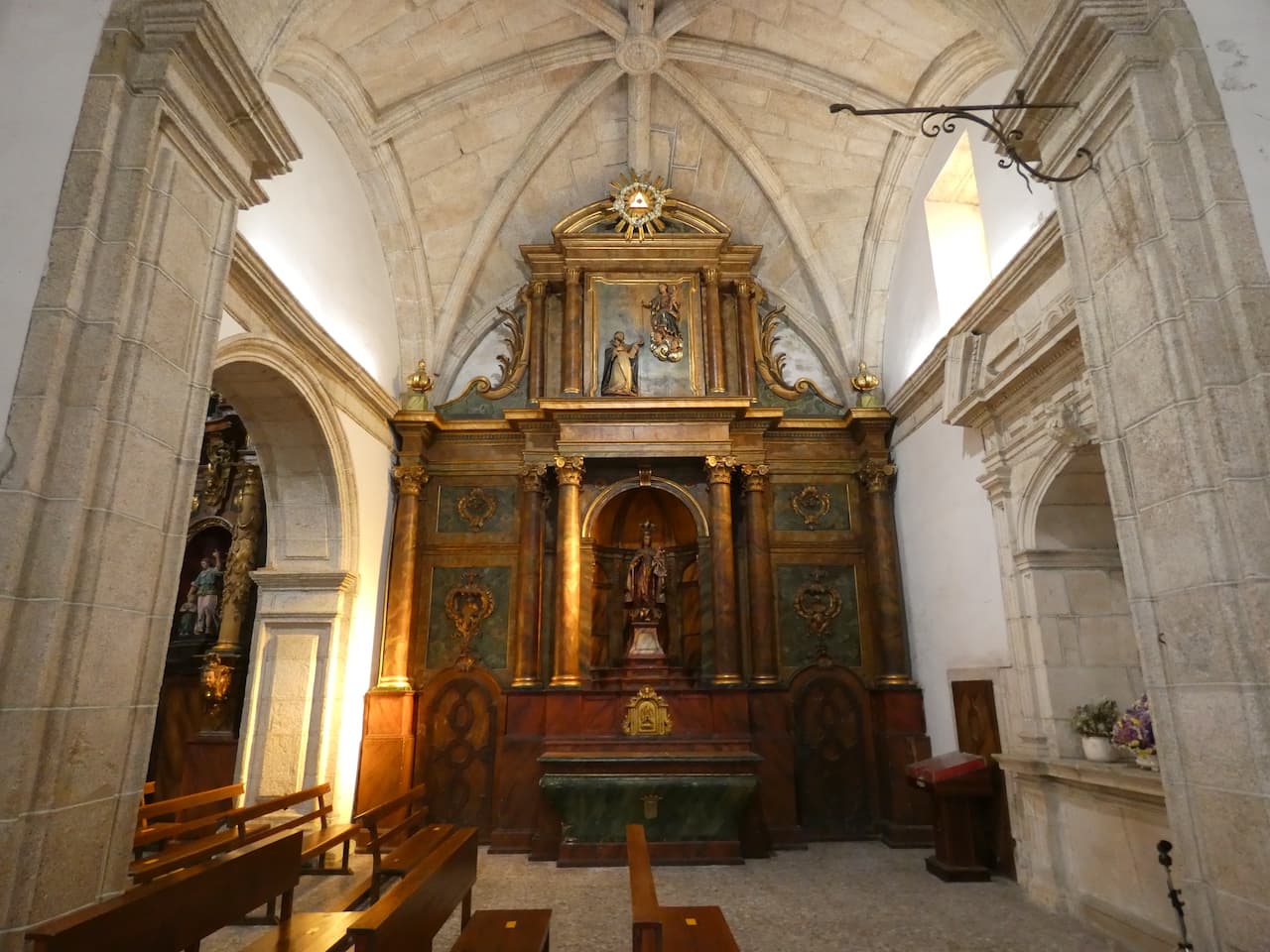 Detalle del retablo y altar en el interior de la Iglesia de Santo Domingo