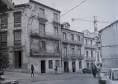 Vista de edificios antiguos en la Calle de A Gaiteira con grúa al fondo
