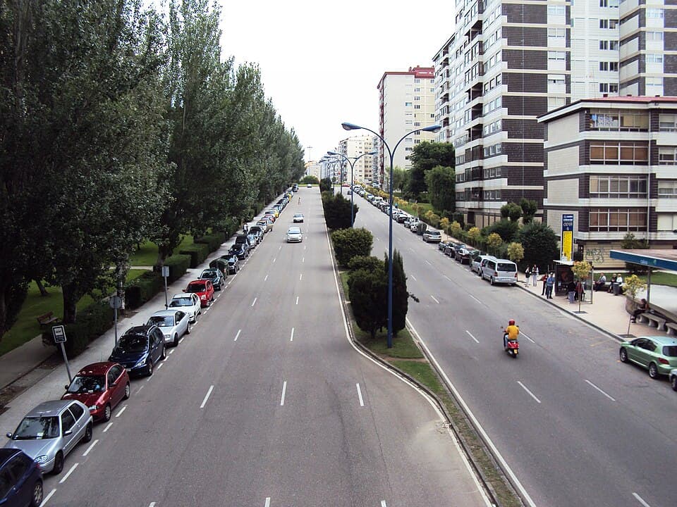 Vista elevada de una avenida principal en el barrio de Coia, Vigo