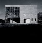 Vista lateral del edificio del CEA en blanco y negro, destacando su arquitectura moderna