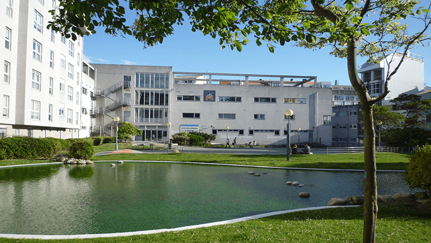 Vista exterior de la Biblioteca Municipal Monte Alto con estanque y jardines