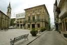 Casa Consistorial de Betanzos desde la calle, con torre de iglesia al fondo