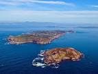 Vista aérea de la Isla de Ons y una isla menor adyacente