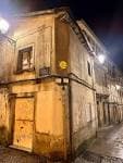 Esquina de edificio antiguo en la Rúa Bispo Basulto de Lugo por la noche