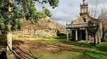 Capilla de San Benito da Cova do Lobo con el Penedo do Tangaraño al fondo