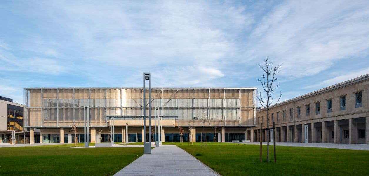 Vista panorámica exterior de la Biblioteca Pública del Estado en Ourense