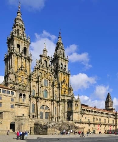 Vista frontal de la Catedral de Santiago de Compostela bajo cielo azul