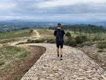Persona caminando por un sendero pavimentado en el Monte do Viso