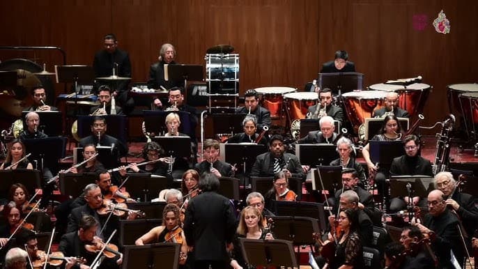 Orquesta sinfónica actuando en un auditorio