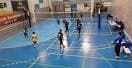 Interior del polideportivo con un partido de voleibol en juego