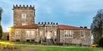 Vista exterior del Pazo de Illobre iluminado al atardecer