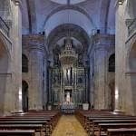 Vista panorámica de la nave central de la Iglesia de Santa Eufemia hacia el altar