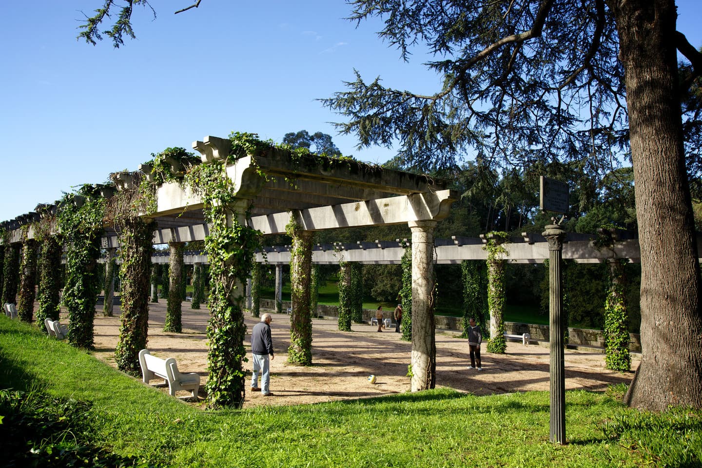 Pérgola con vegetación en el Parque de A Riouxa