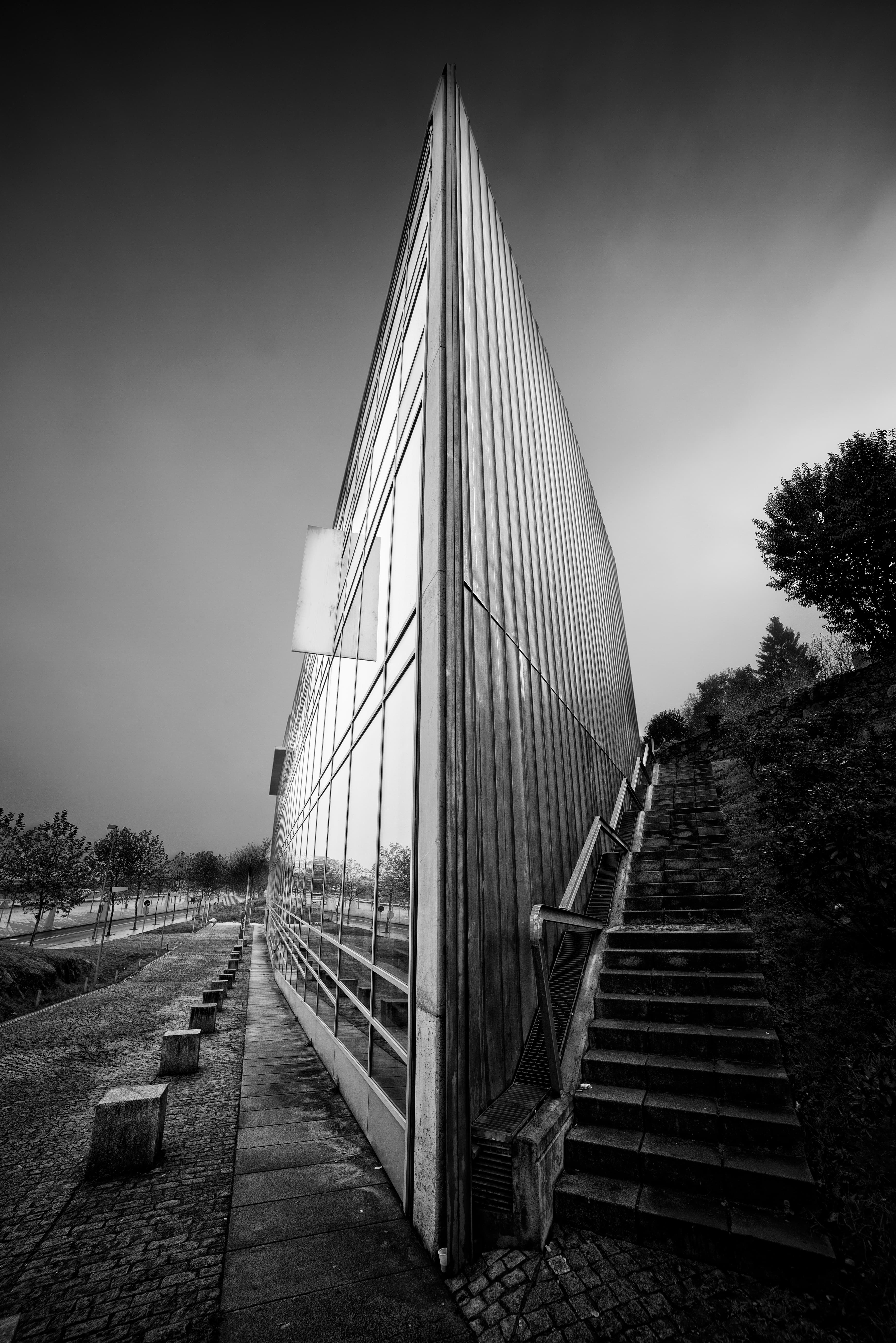 Vista lateral arquitectónica del edificio moderno en blanco y negro